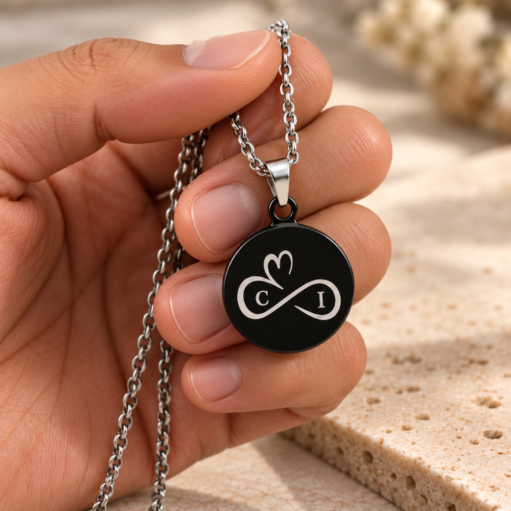 Ketting met 2 initialen zwart hanger met zilveren ketting gegraveerd met letters twee initialen