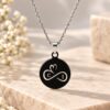 Ketting met 2 initialen zwart zwarte unisex hanger met zilveren ketting Graveren met letters twee initialen