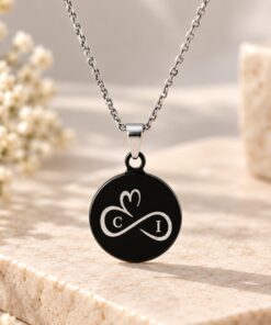 Ketting met 2 initialen zwart zwarte unisex hanger met zilveren ketting Graveren met letters twee initialen