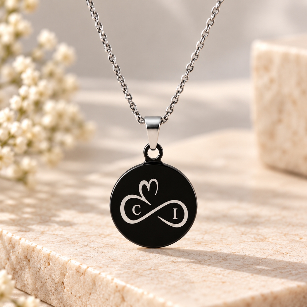 Ketting met 2 initialen zwart zwarte unisex hanger met zilveren ketting Graveren met letters twee initialen