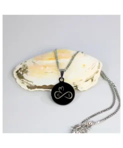 Ketting met 2 initialen zwart zwarte unisex hanger met zilveren ketting Graveren met letters twee initialen