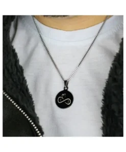 Ketting met 2 initialen zwart zwarte unisex hanger met zilveren ketting Graveren met letters twee initialen