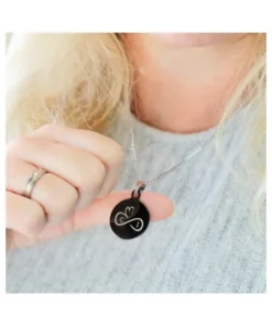 Ketting met 2 initialen zwart zwarte unisex hanger met zilveren ketting Graveren met letters twee initialen