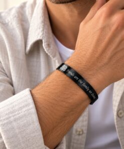 Slavenarmband heren Titanium met tekst zwart gegraveerd