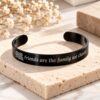 Slavenarmband heren Titanium met tekst zwart graveren